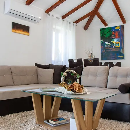 Authentic Dalmatian Treasure Homes 奥瑞比克